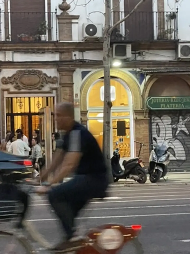 Jinank iRepair at night — urban view with the shop lit up